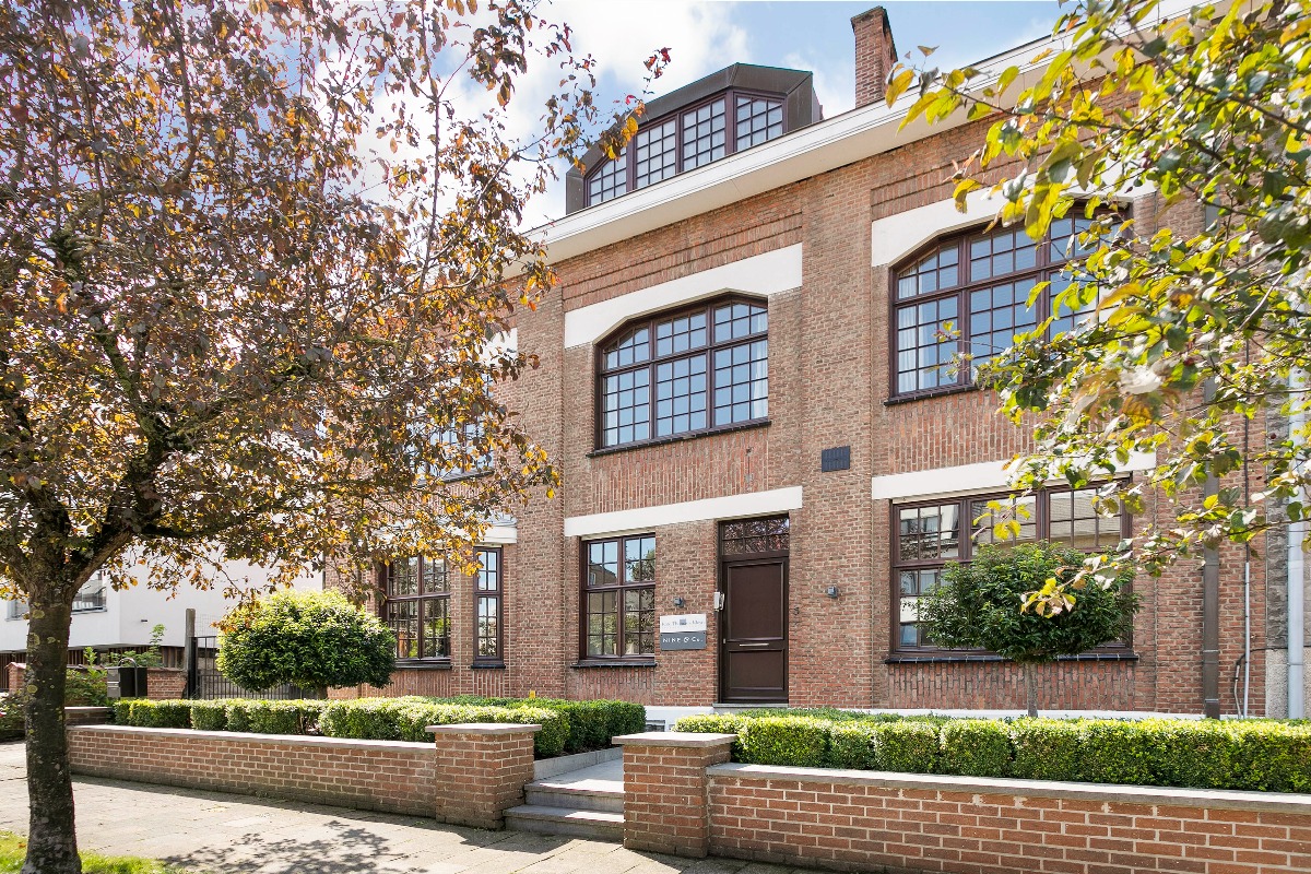 Stijlvol herenhuis met aangename tuin in centrum van Dilbeek € 880 000